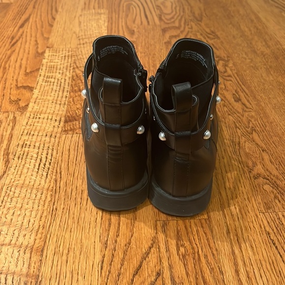 Woman’s Black Booties Size 5 - Picture 4 of 6
